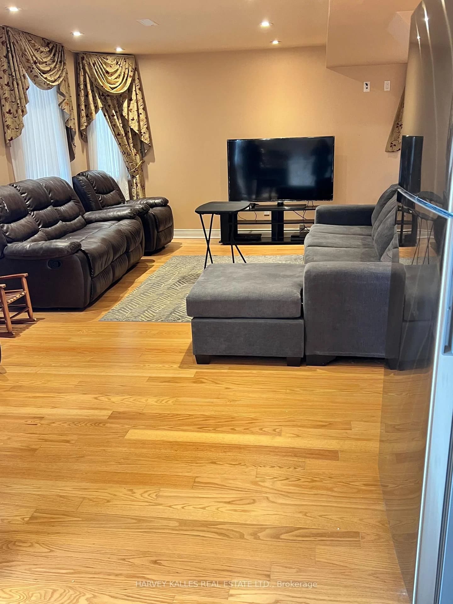 Ann Louise Crescent in Markham · Cedarwood — photo 2