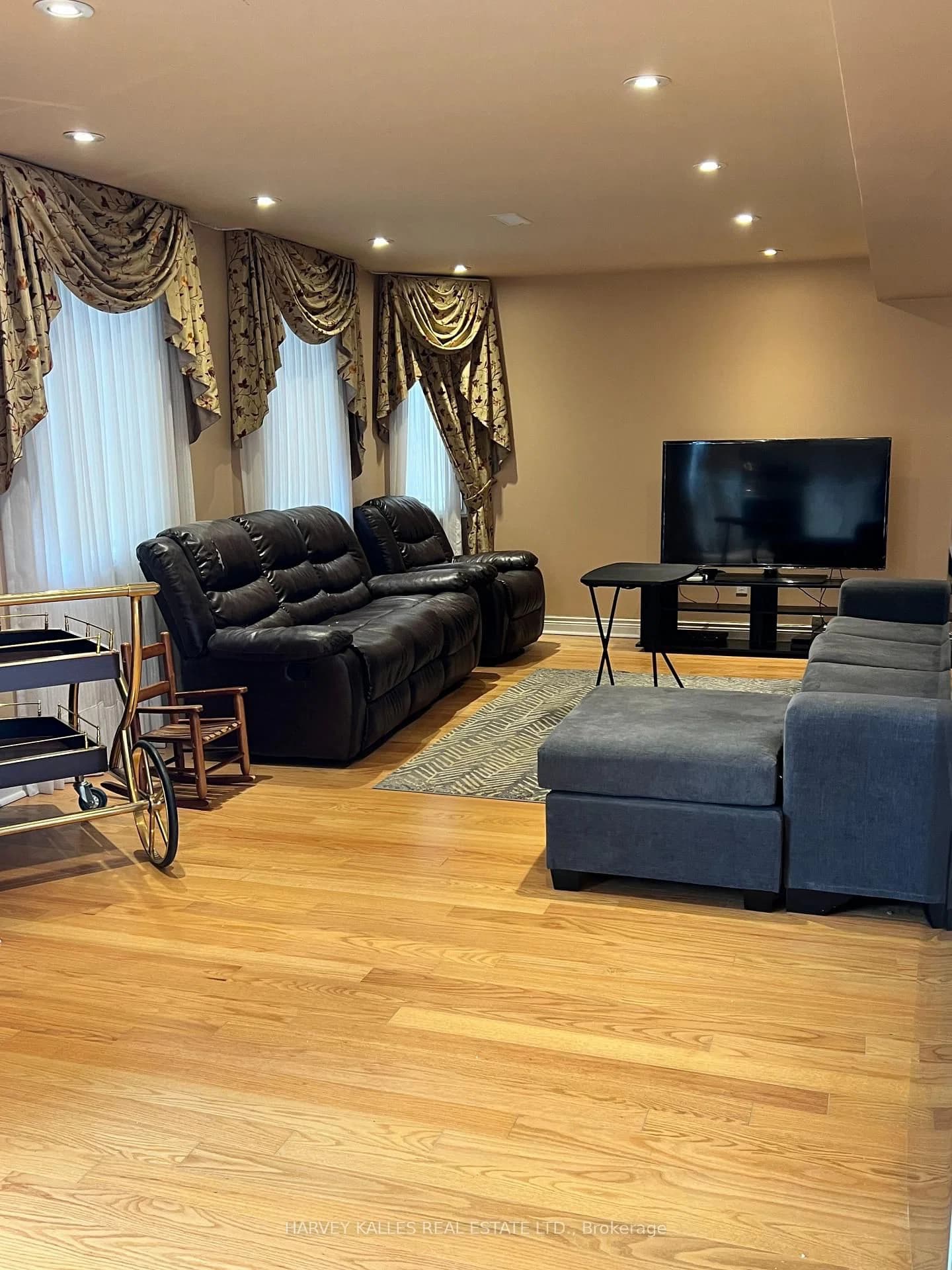 Ann Louise Crescent in Markham · Cedarwood — photo 3
