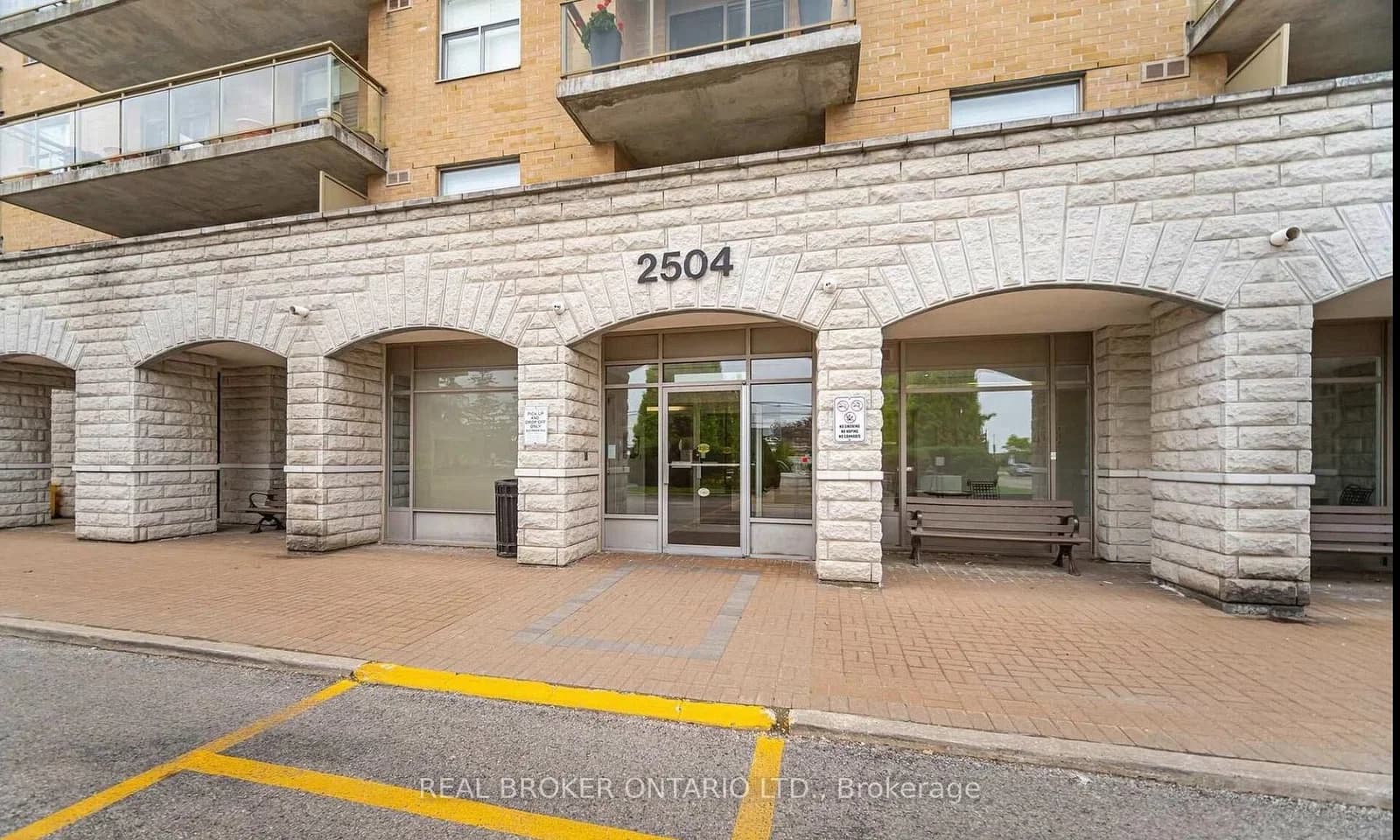 Photo of Rutherford Road in Vaughan · Maple