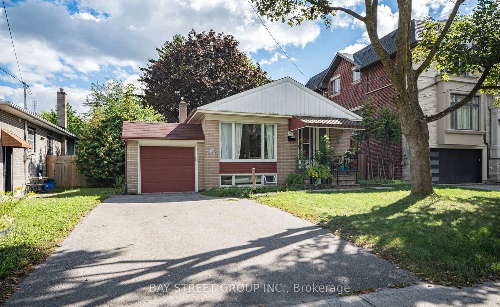 Photo of Centre Street in Richmond Hill · Crosby