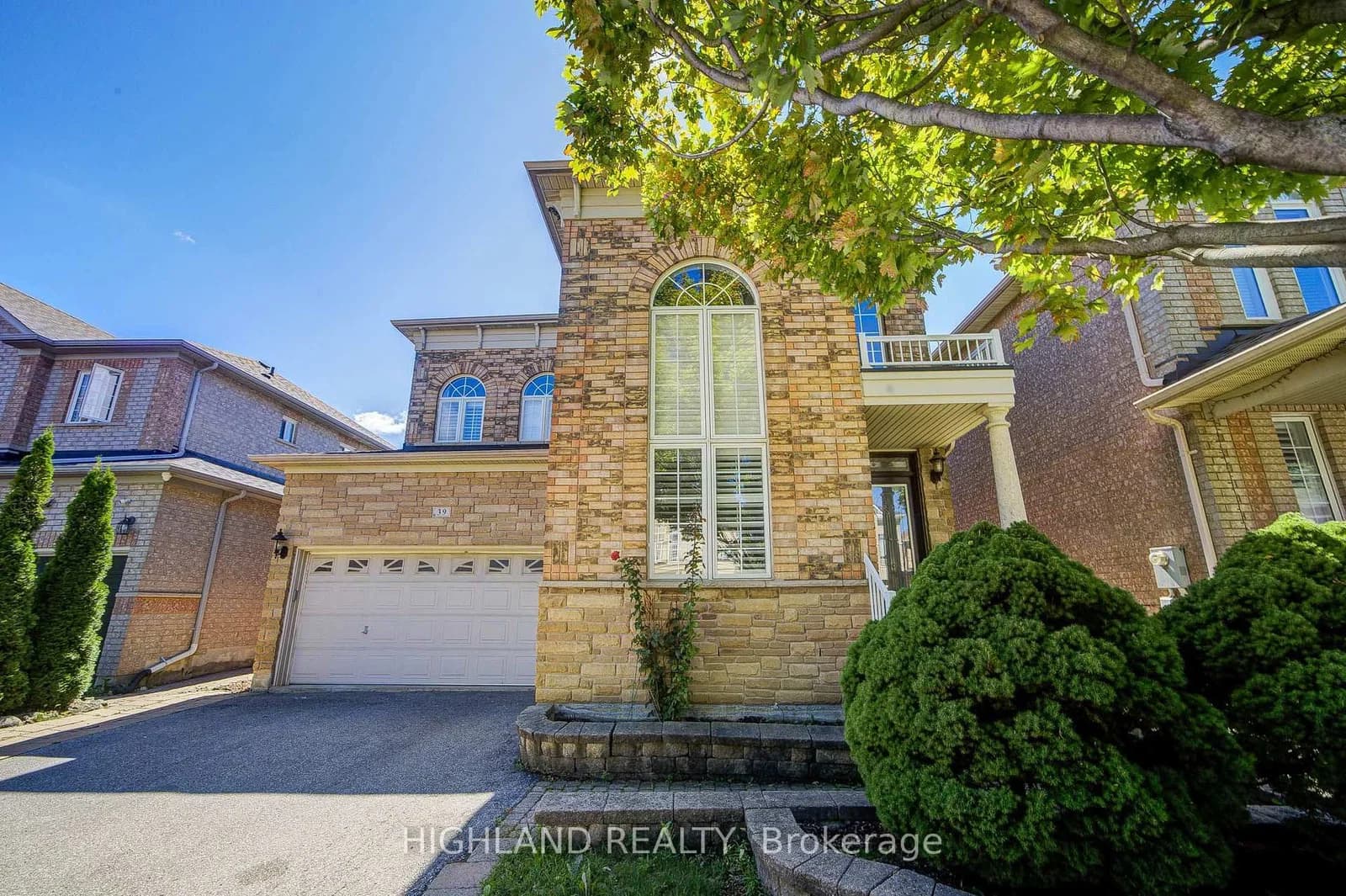 Shadetree Crescent in Vaughan · Vellore Village — photo 2
