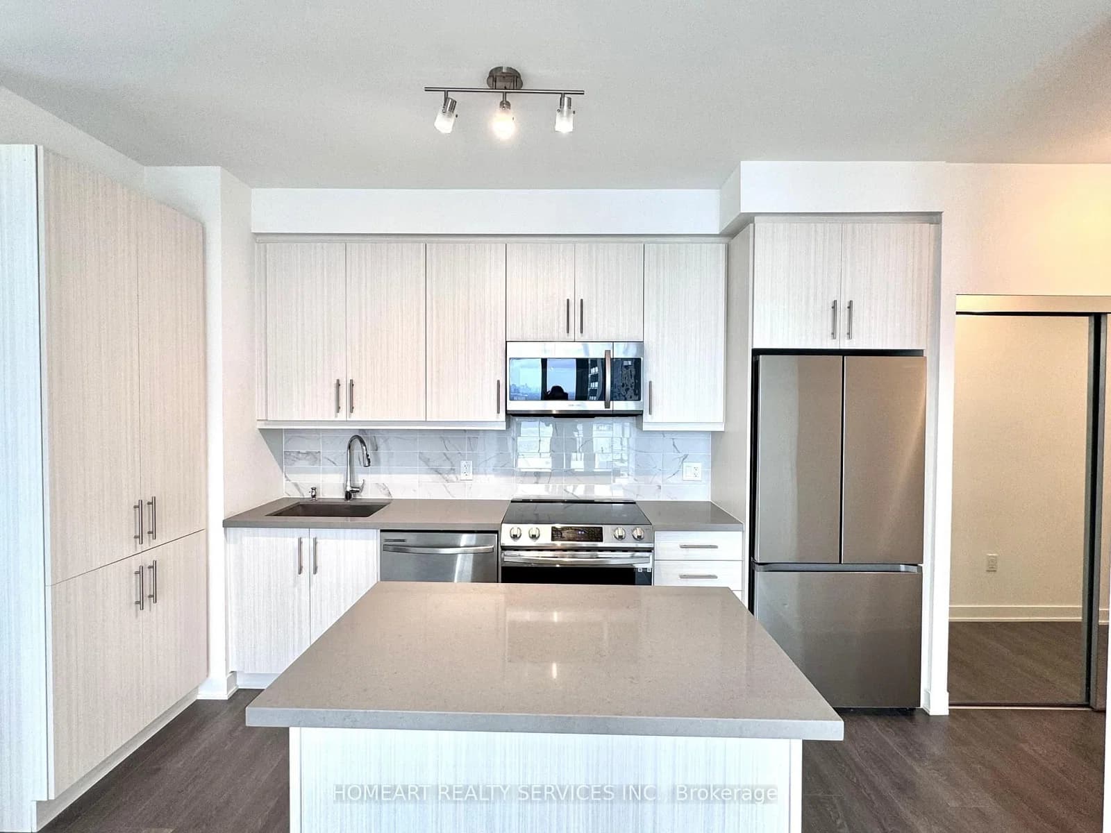 Oneida Crescent in Richmond Hill · Langstaff — photo 3