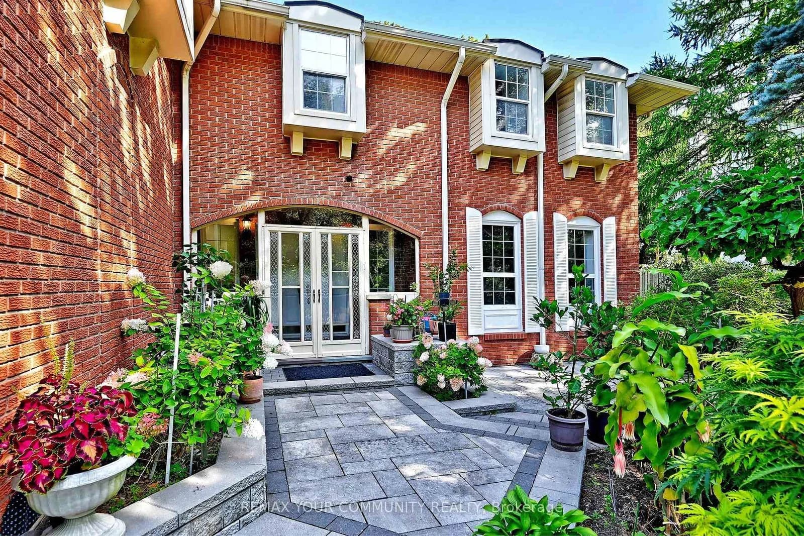 Cambridge Crescent in Richmond Hill · South Richvale — photo 3