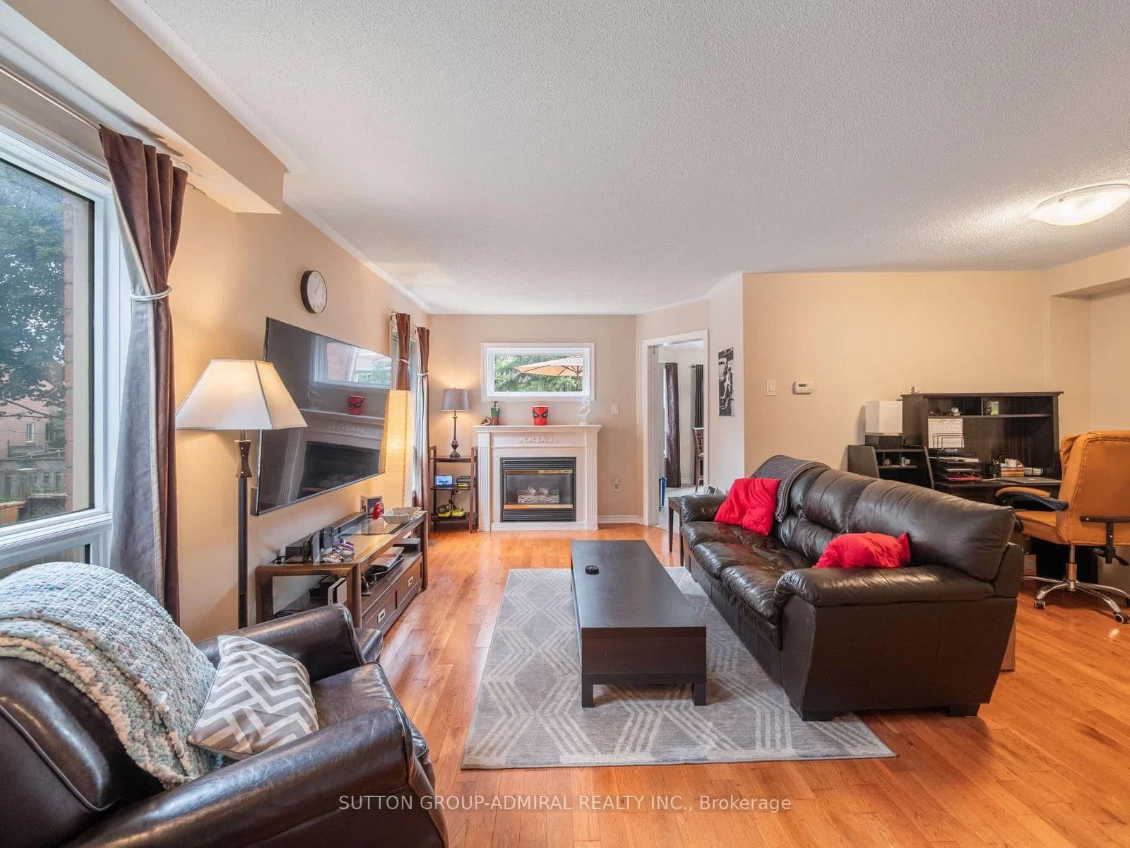 Warner Crescent in Newmarket · Summerhill Estates — photo 3