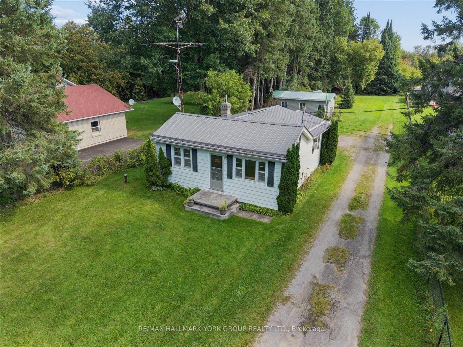 Photo of Catering Road in Georgina · Sutton & Jackson's Point