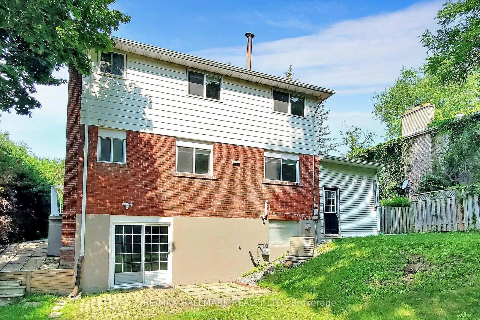 Hillview Drive in Newmarket · Bristol-London — photo 2