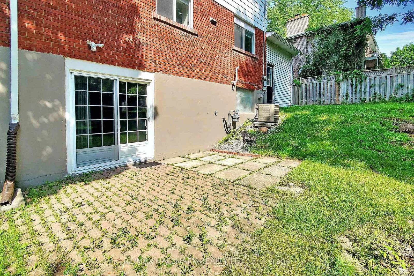 Hillview Drive in Newmarket · Bristol-London — photo 3