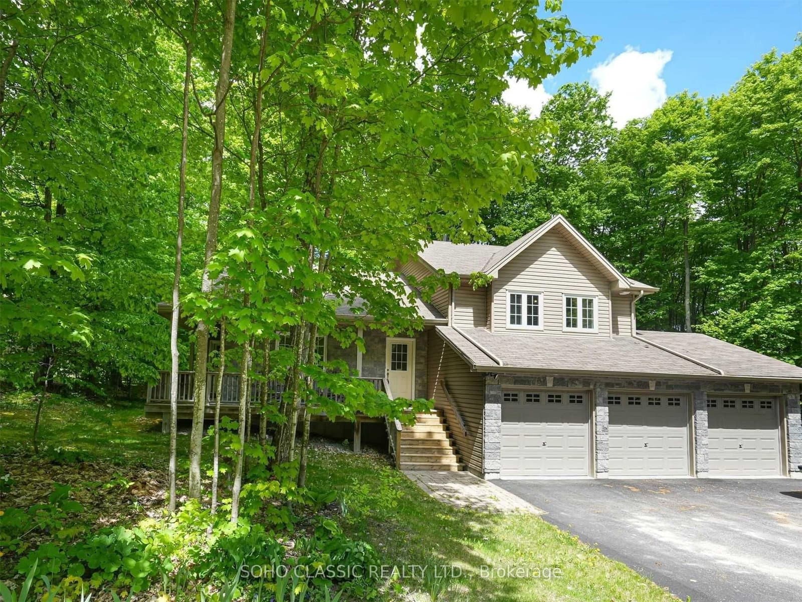 Oneida Avenue in Oro-Medonte · Sugarbush — photo 3