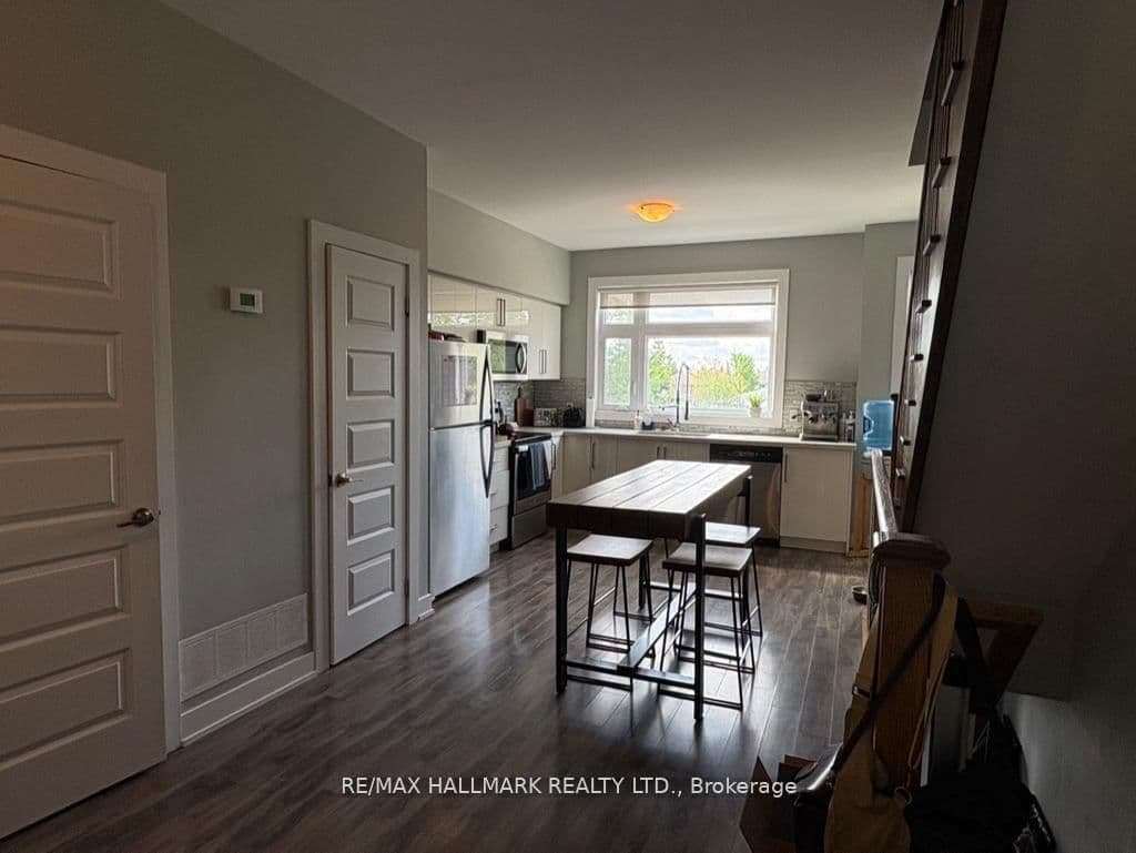 Essa Road in Barrie · Holly — photo 3