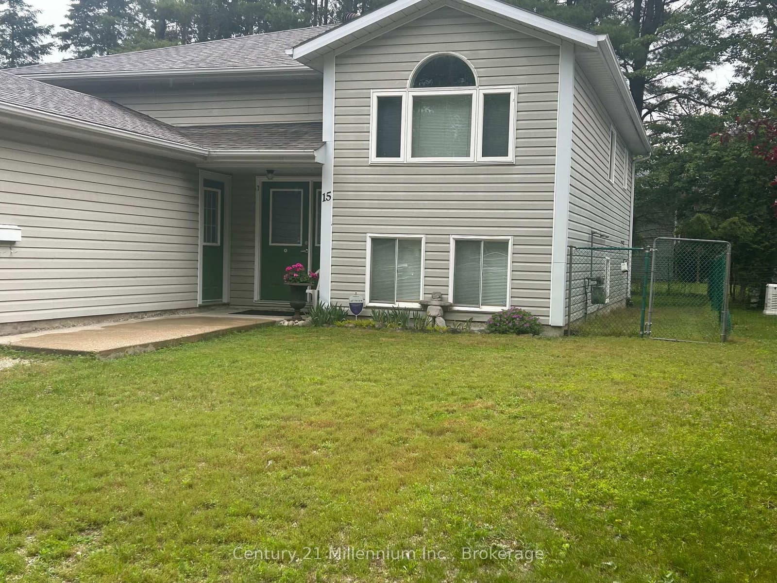 SAVARIN Street in Wasaga Beach · Wasaga Beach — photo 3