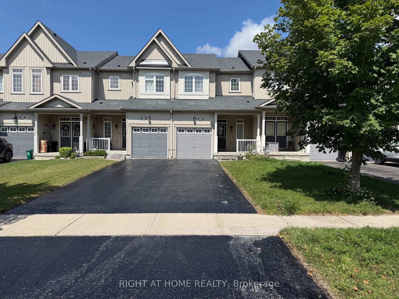 Photo of Pearcey Crescent in Barrie · West Bayfield