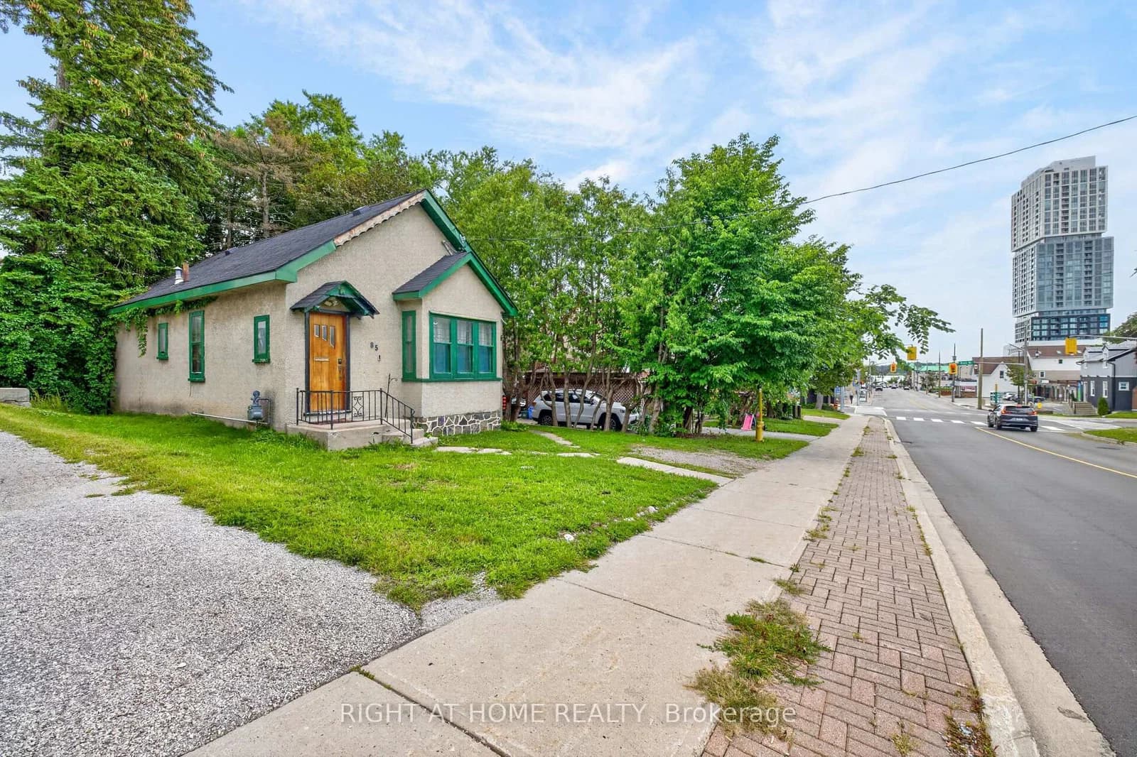 Maple Avenue in Barrie · City Centre — photo 2