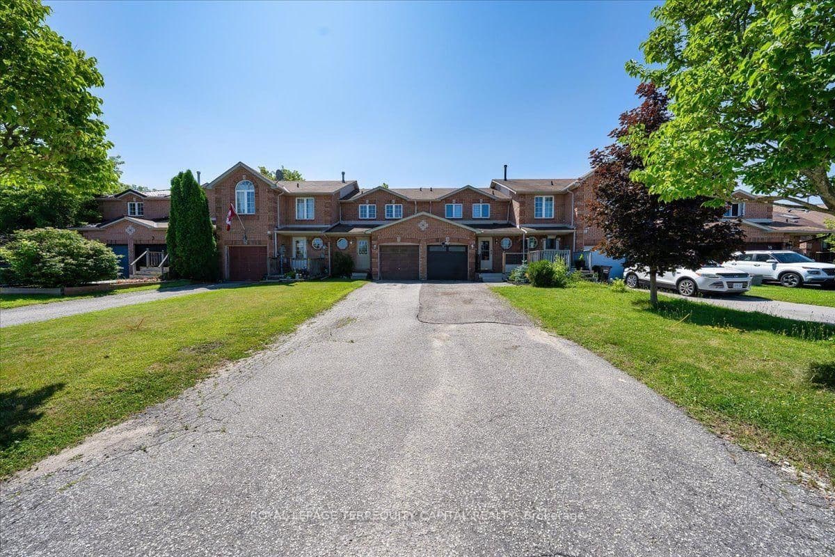 Seymour Crescent in Barrie · Holly — photo 2