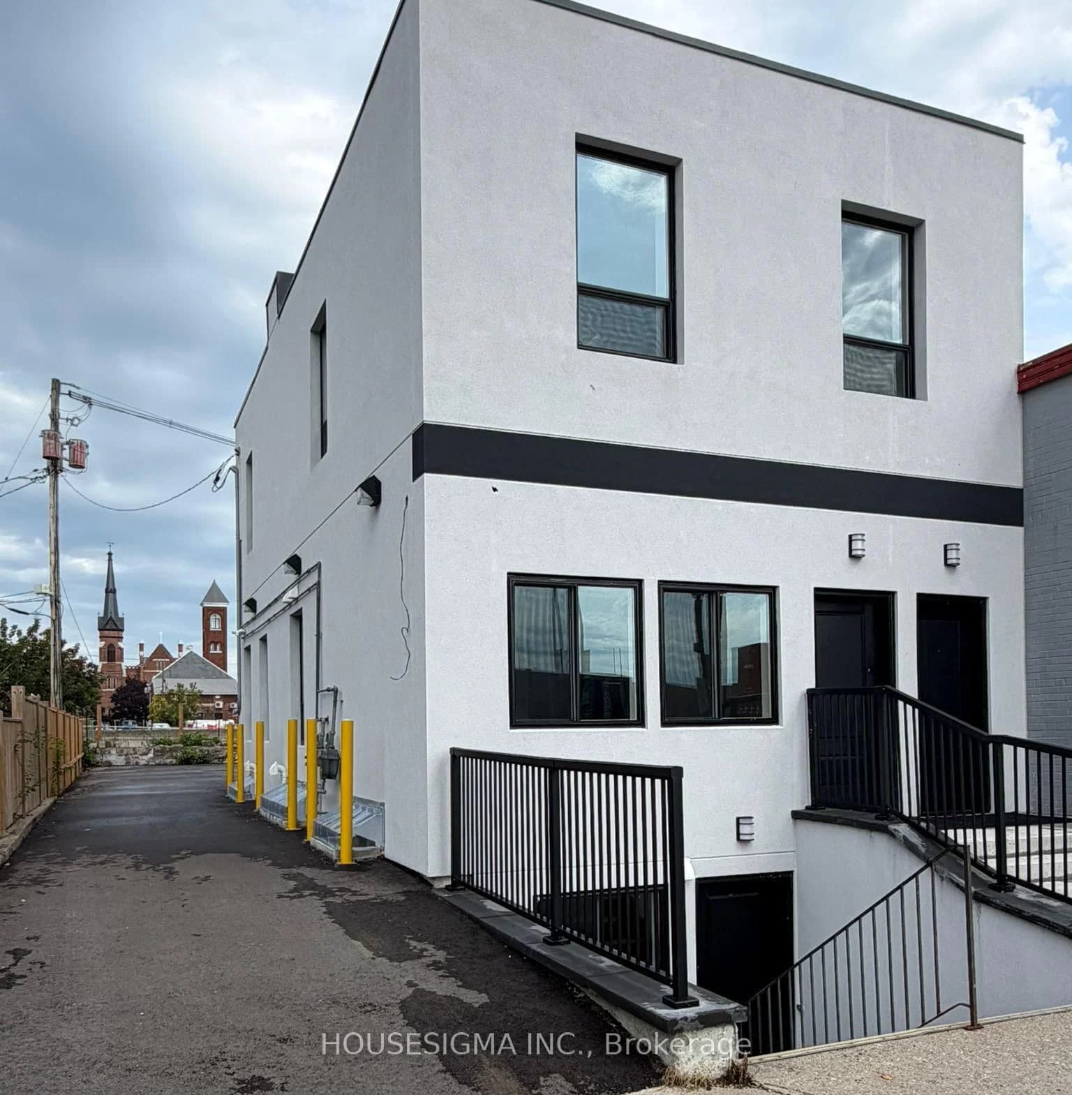 West Street Floor Unit in Orillia · Orillia — photo 2
