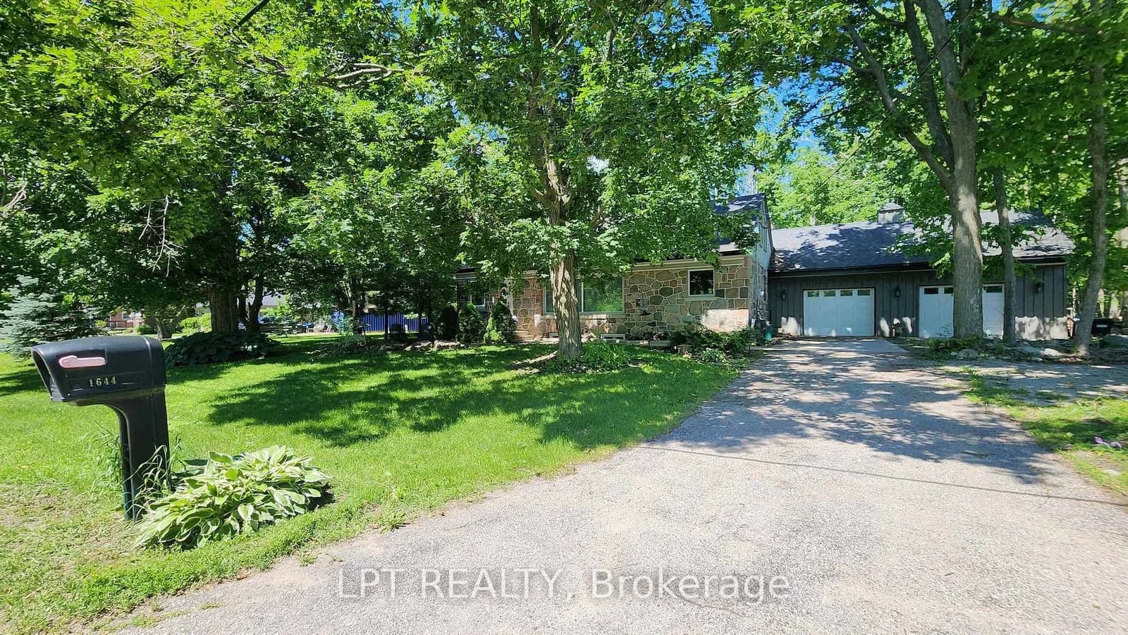 Photo of Ridge Road in Oro-Medonte · Hawkestone