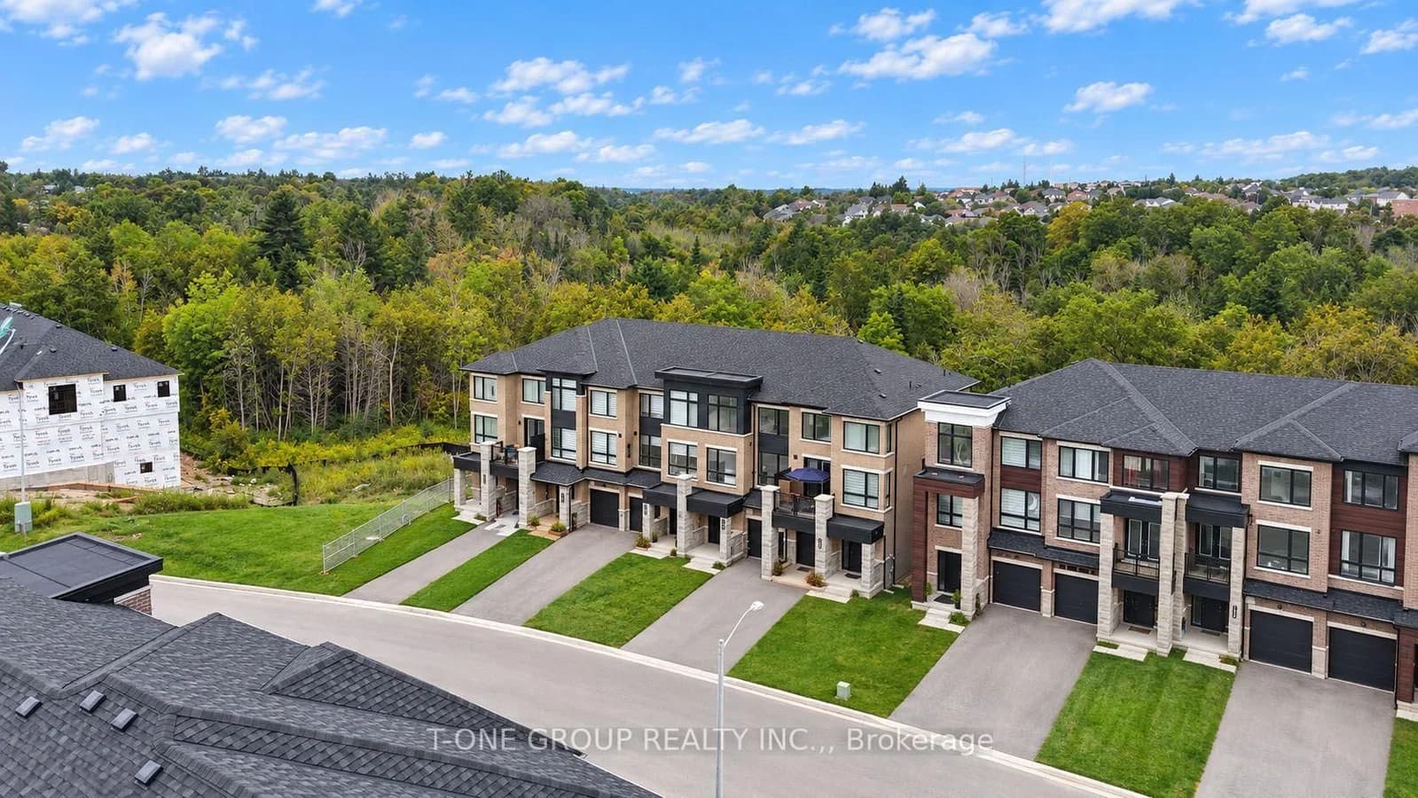 Blue Forest Crescent in Barrie · Innis-Shore — photo 2
