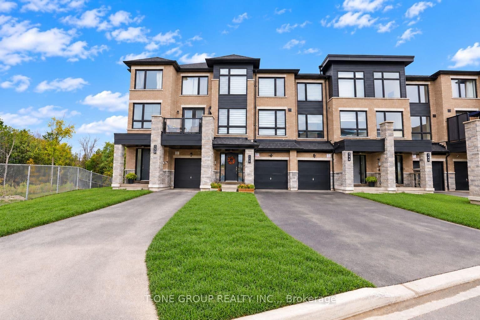 Blue Forest Crescent in Barrie · Innis-Shore — photo 3
