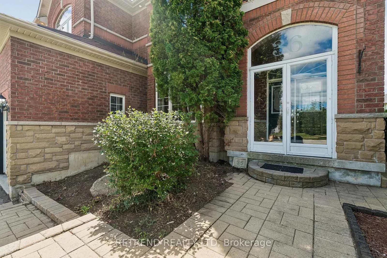 Sandringham Drive in Barrie · Innis-Shore — photo 2