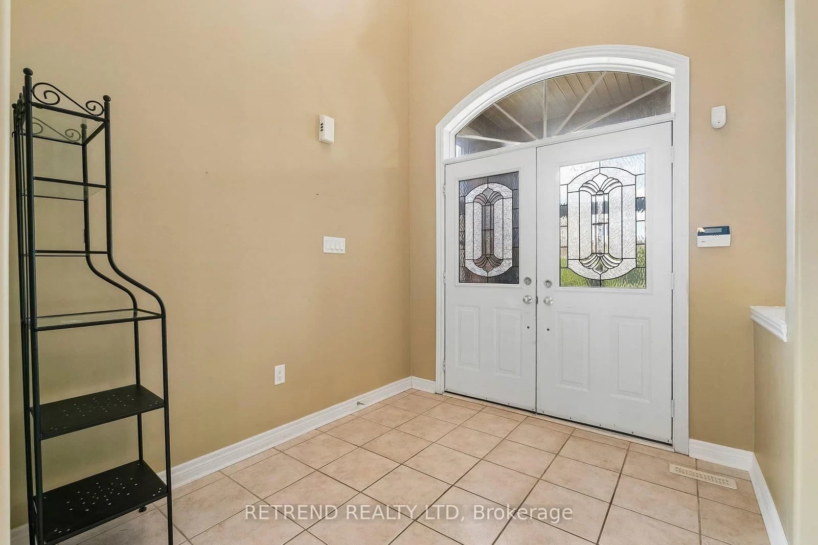 Sandringham Drive in Barrie · Innis-Shore — photo 3