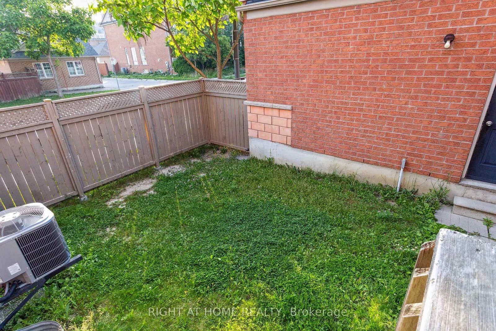 Herzberg Gardens in Toronto · York University Heights — photo 2