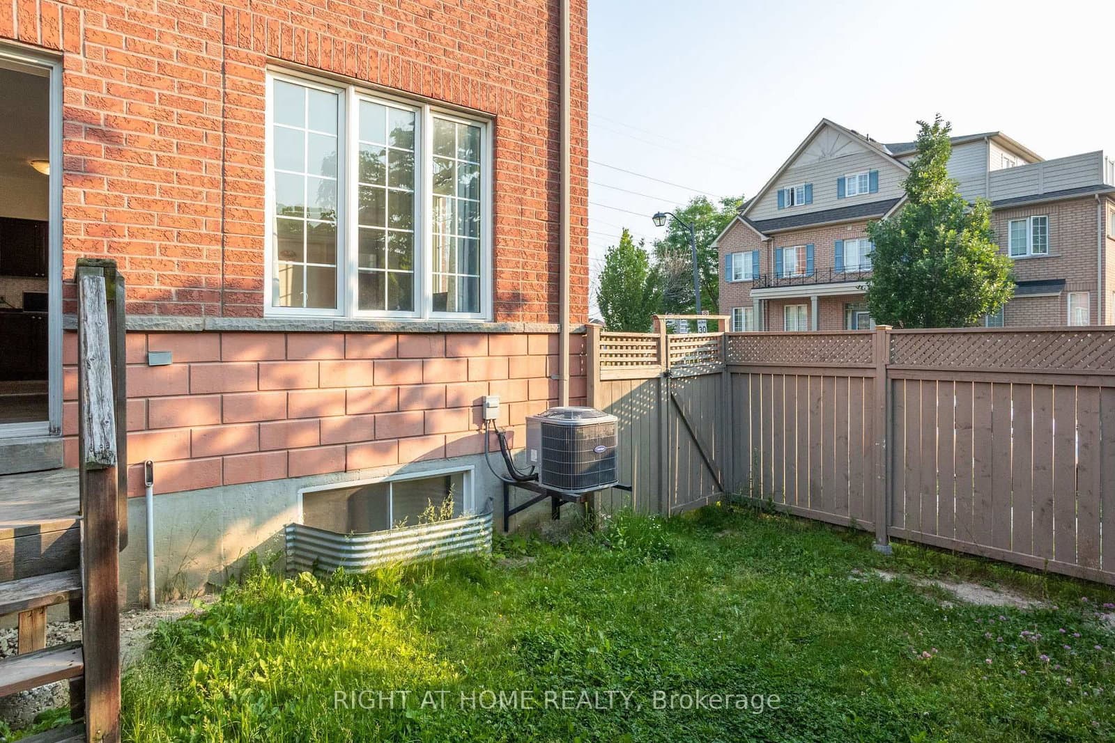 Herzberg Gardens in Toronto · York University Heights — photo 3