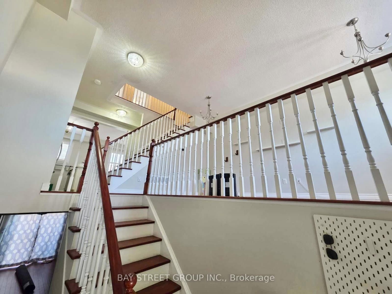 Fiddlers Way in Oakville · Westmount — photo 2