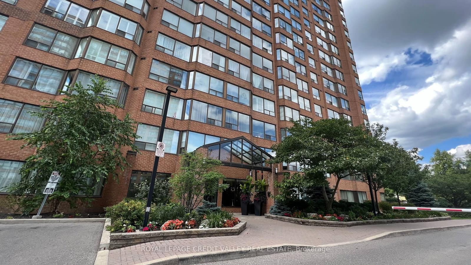 Maple Crossing Boulevard in Burlington · Brant — photo 2