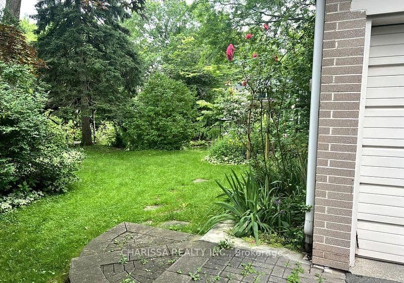 Donlea Crescent in Oakville · Morrison — photo 2