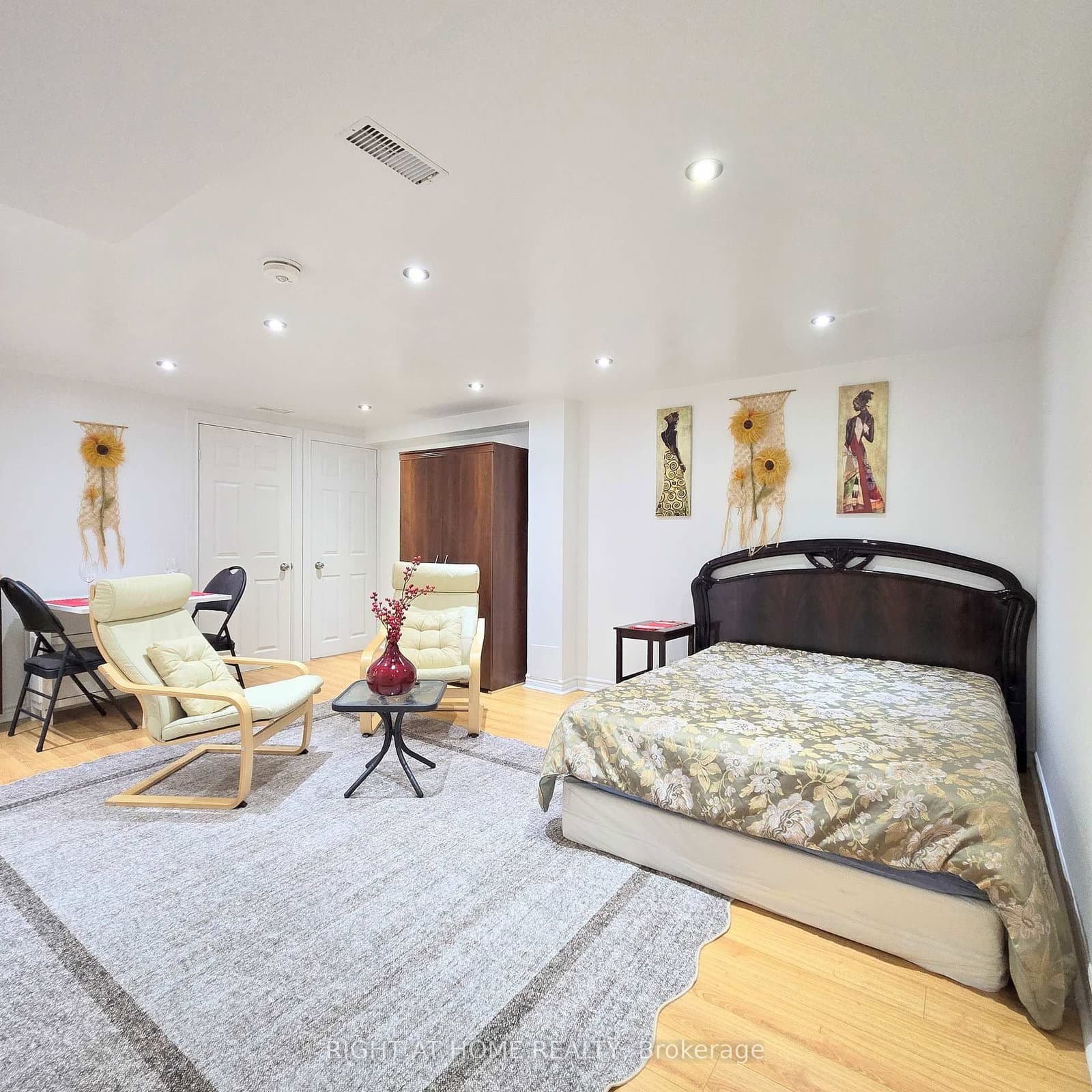 Mare Crescent in Toronto · West Humber-Clairville — photo 2