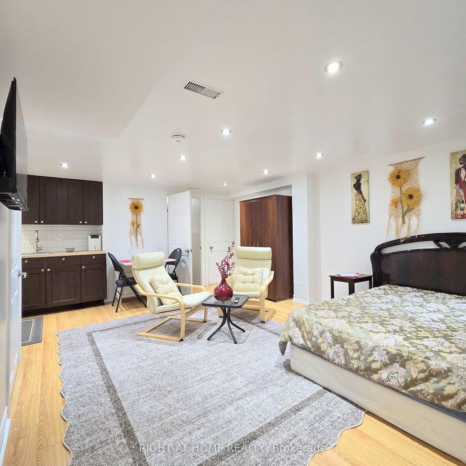 Mare Crescent in Toronto · West Humber-Clairville — photo 3