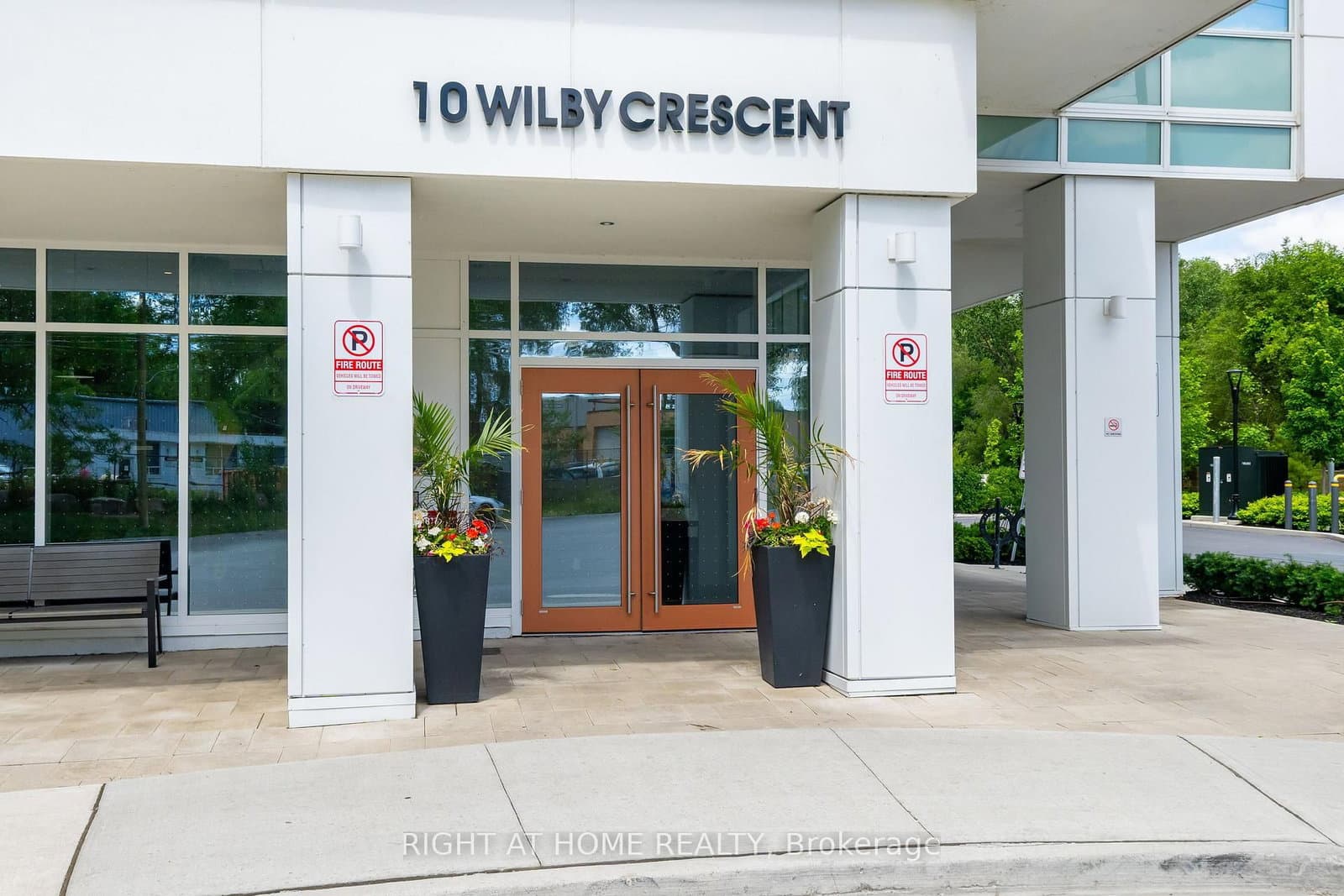 Wilby Crescent in Toronto · Weston — photo 2