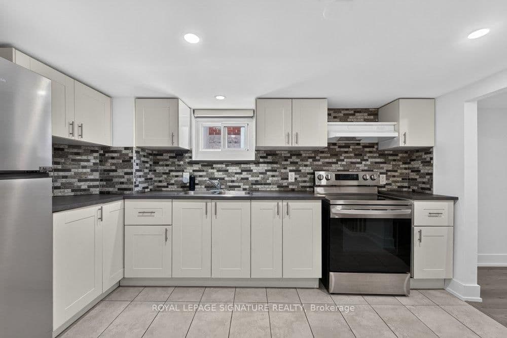 Miranda Avenue in Toronto · Briar Hill-Belgravia — photo 2