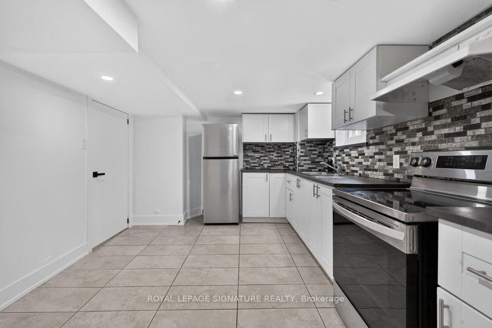 Miranda Avenue in Toronto · Briar Hill-Belgravia — photo 3