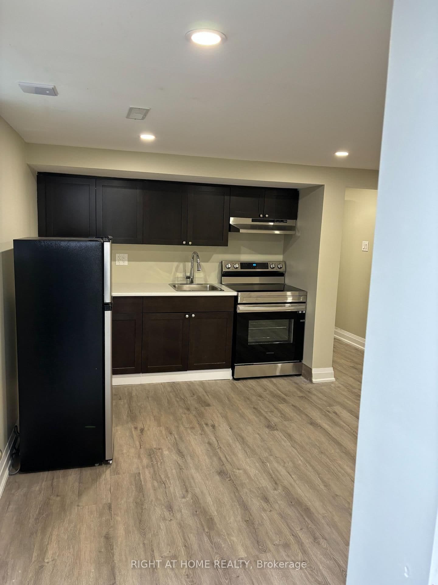 Hollis Court in Brampton · Central Park — photo 3