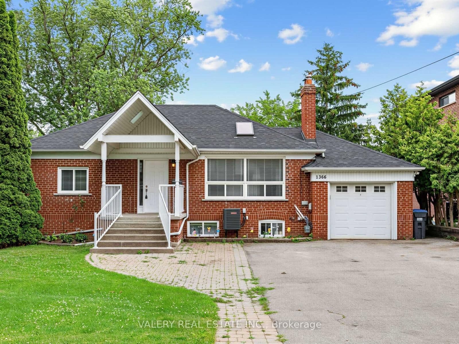 Photo of Applewood Road in Mississauga · Lakeview