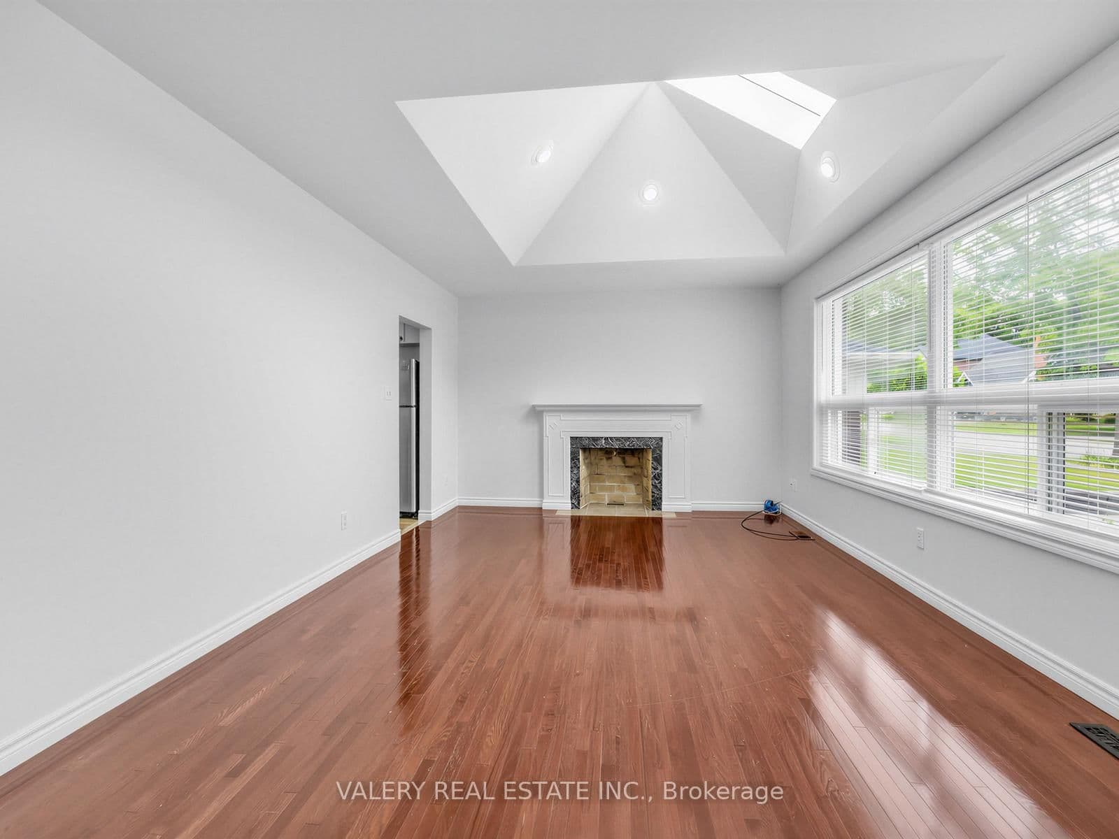 Applewood Road in Mississauga · Lakeview — photo 3