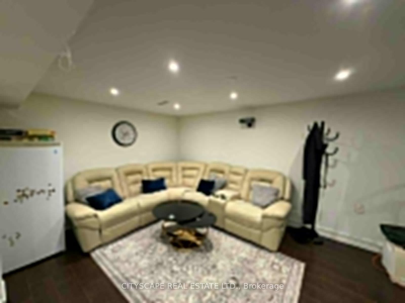 Chokecherry Crescent in Mississauga · Erin Mills — photo 2