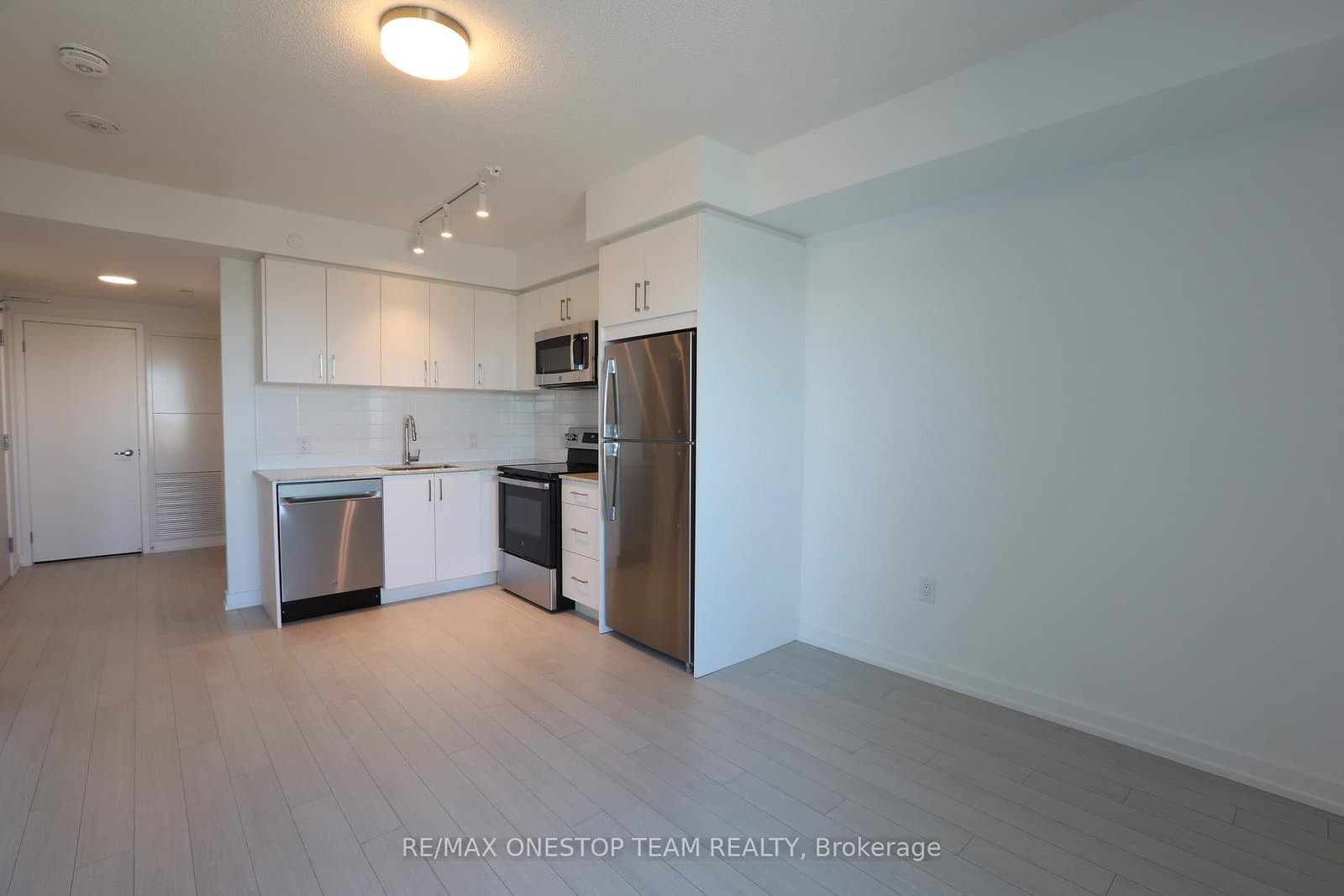 Eglinton Avenue in Toronto · Humber Heights — photo 3