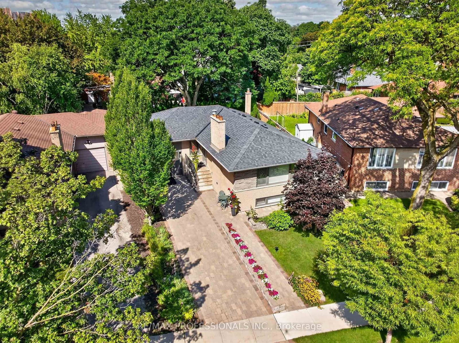 Merrygale Crescent in Toronto · Eringate-Centennial-West Deane — photo 2