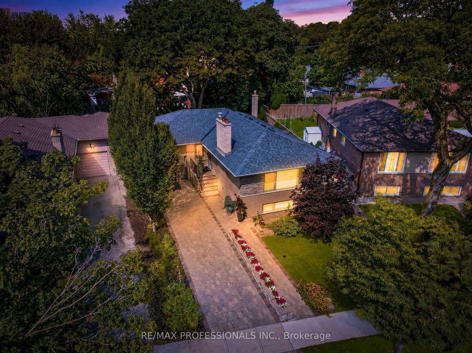Merrygale Crescent in Toronto · Eringate-Centennial-West Deane — photo 3