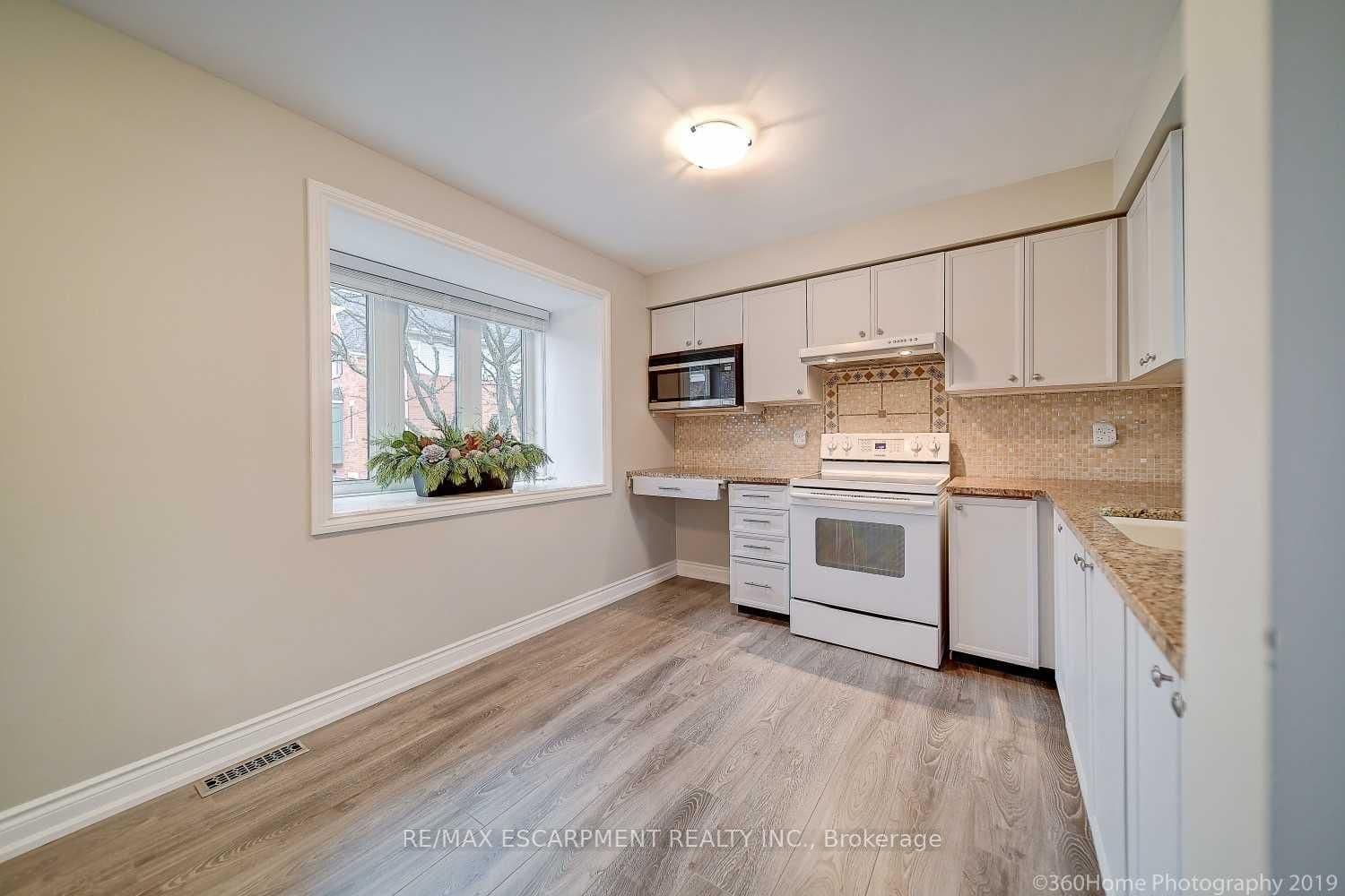 Brays Lane in Oakville · Glen Abbey — photo 2