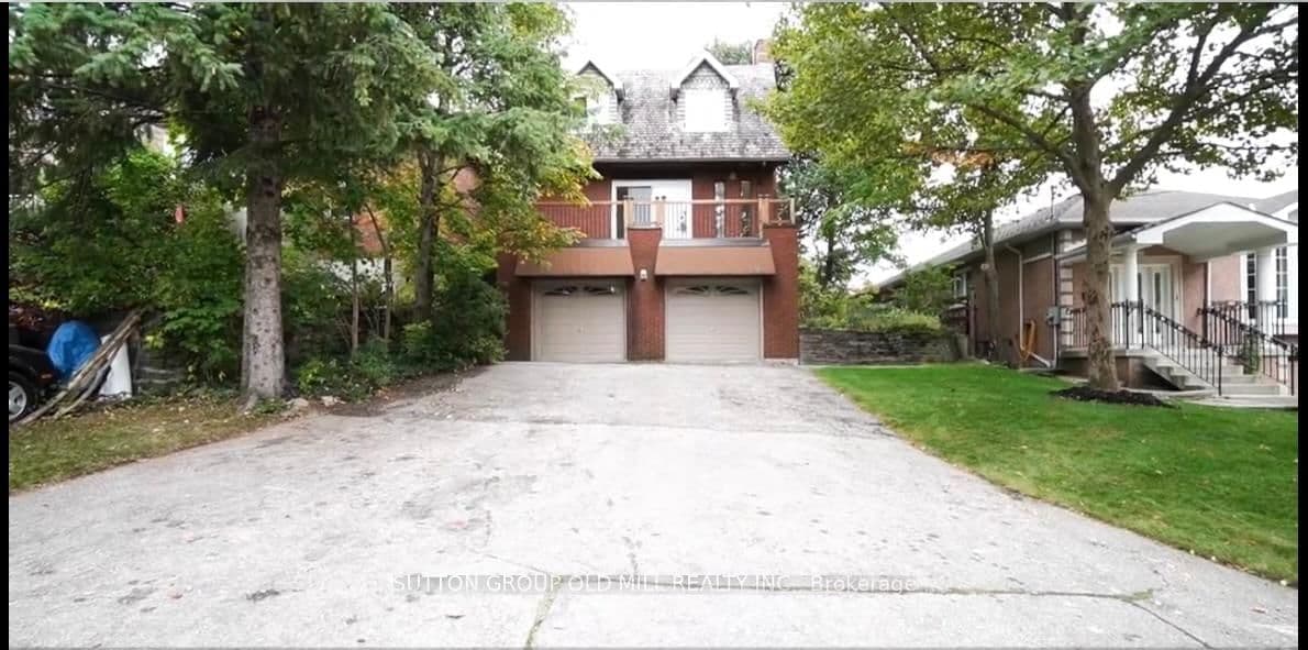 Cardell Avenue in Toronto · Humberlea-Pelmo Park W4 — photo 2