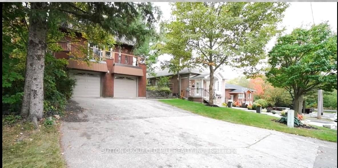 Cardell Avenue in Toronto · Humberlea-Pelmo Park W4 — photo 3
