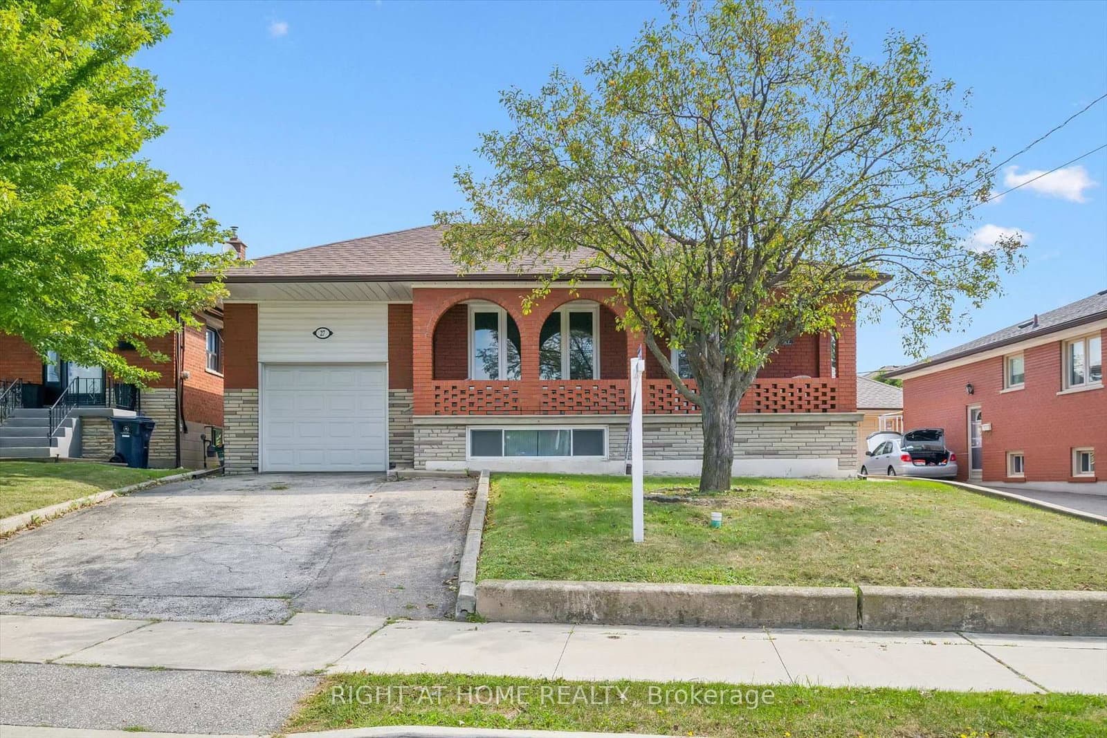 Photo of Jocada Road in Toronto · Maple Leaf