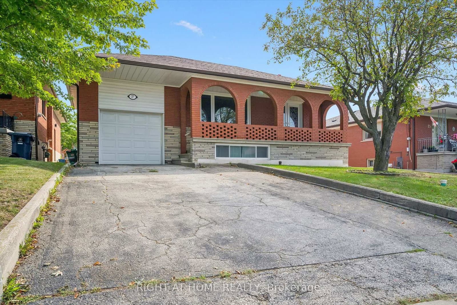 Jocada Road in Toronto · Maple Leaf — photo 2