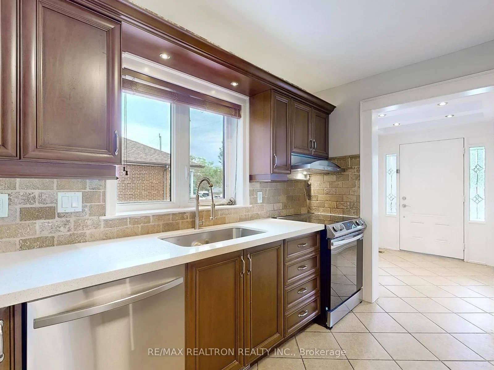 Exbury Road Fl in Toronto · Downsview-Roding-CFB — photo 3