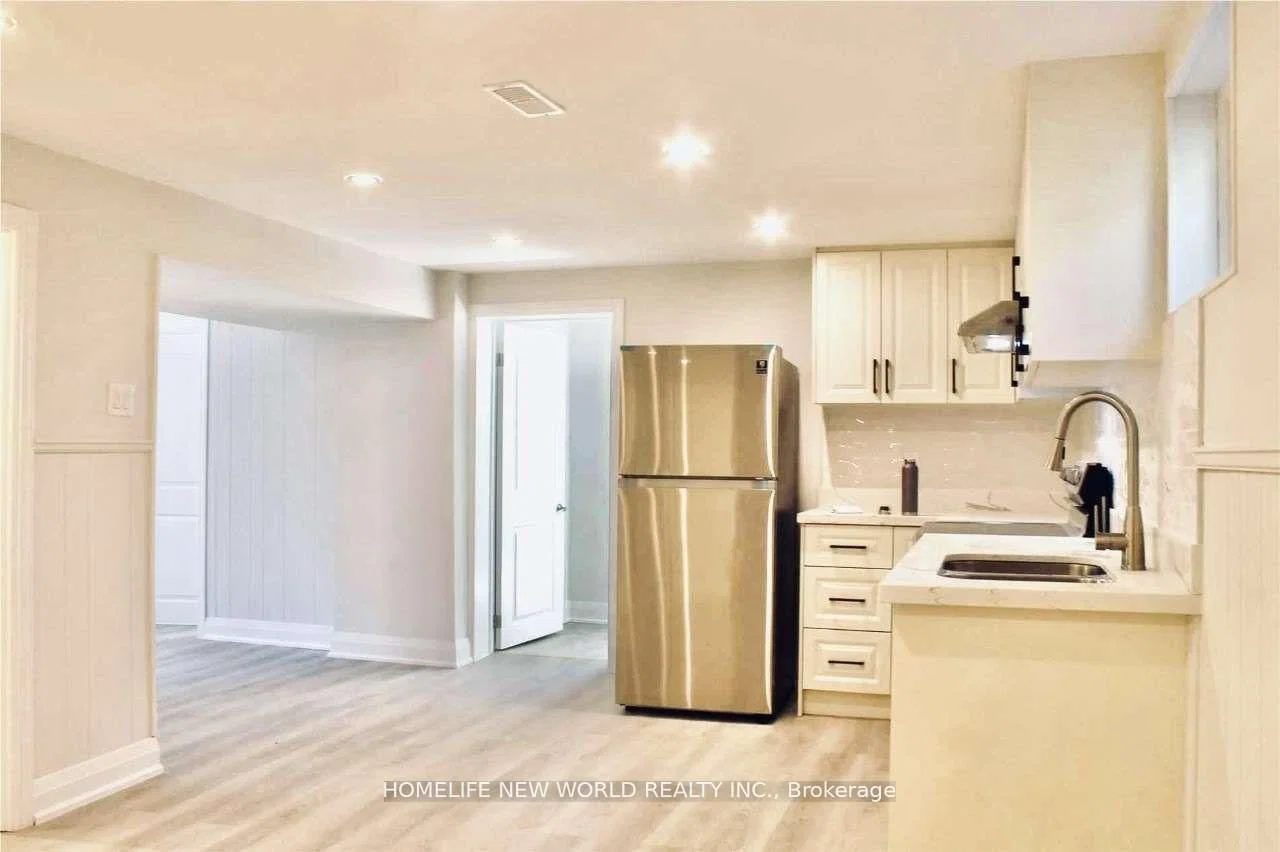 Blaketon Road in Toronto · Islington-City Centre West — photo 2