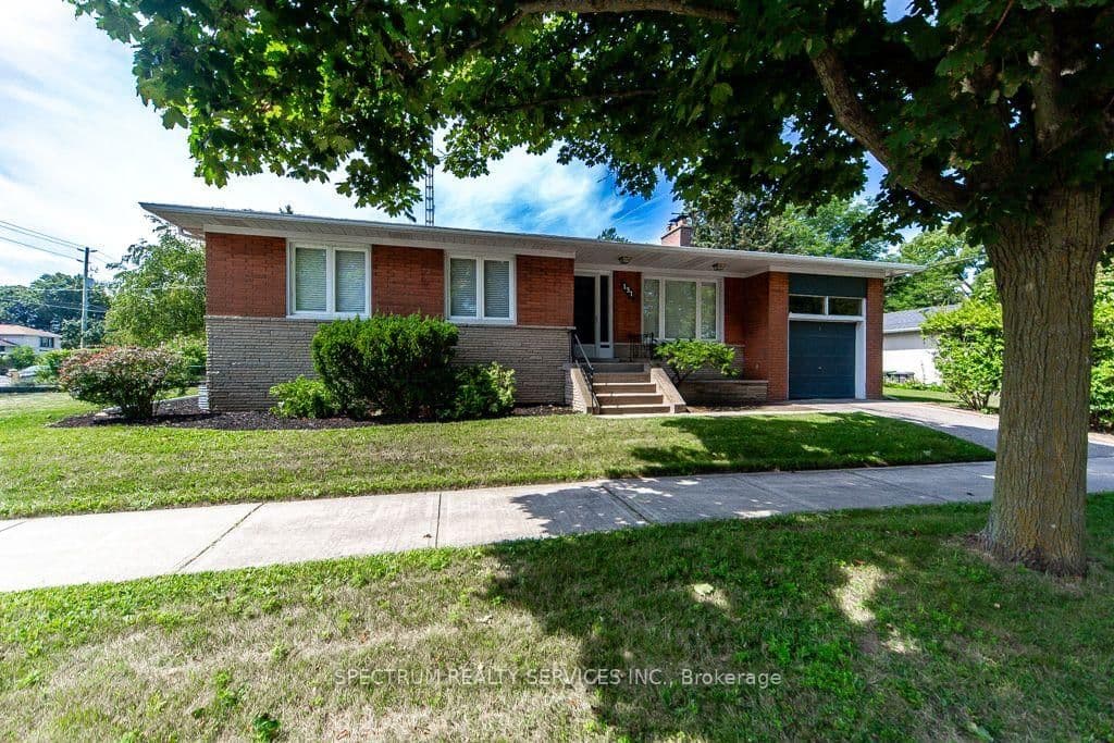 West Deane Park Drive in Toronto · Eringate-Centennial-West Deane — photo 3