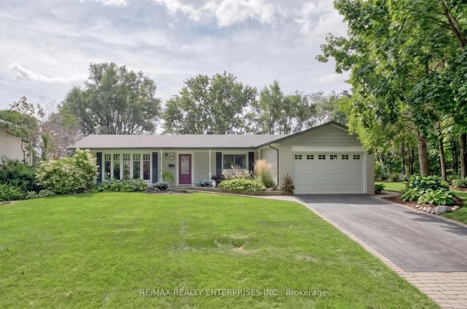 Photo of Venetia Drive in Oakville · Southwest