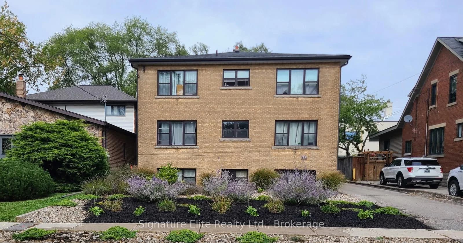 Alder Crescent in Toronto · Long Branch — photo 2
